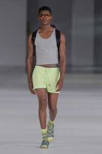 Автор, тебе носки с сандалиями какое плохое зло сделали? Кто тебе сказал, что это плохо? На показах мод ходят и ничего....