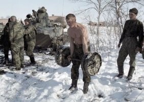 Утренняя зарядка бойцов ВДВ в Чечне, 1999 год.