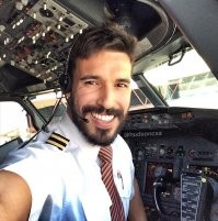 Почему пилотам самолётов запрещено отращивать усы и бороды