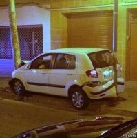 «Вот бы взглянуть как это получилось».
Да ничего интересного. Выскочил под углом на тротуар, ударился мордой в дерево. От удара зад подбросило вверх, по инерции машину развернуло и он села на столб.