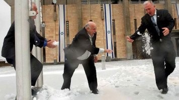 Уф. А я уже думал сионистский заговор в сговоре с рептилоидами. А тут просто Россия климат в тайне меняет.