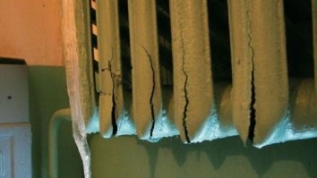 Да все нормально в европе - топят, как хотят
А Техас нервно курил в сторонке неделю
Да, нынче потеплело, все растаяло
И поехали техасцы в магазины за новыми трубами, унитазами, раковинами....