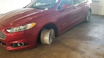 "ты забыл снять с тормоза" - это как можно поставить машину на тормоз на передние колеса??? Или тупо сидеть в машине и жать со всей дури на тормоза, не обращая внимание на дым, а затем и огонь из арок???
Скорее всего, машину с заклинившими суппортами (а скорее всего, с одним суппортом, если бы такое произошло с обеими колесами, передок машины лежал бы на полу) тащили в сервис, не найдя эвакуатора