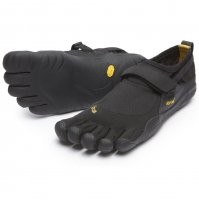 Это кроссовки типа barefoot - а на фото человек на кроссовки напялил сандалии.