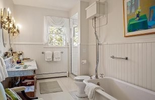 Красивый дом, роскошные интерьеры. Больше  всего поразили унитазы с верхним расположением бачка, как будто сварные и потом закрашенные в тон стены. Реликты или новоявленная роскошь ?