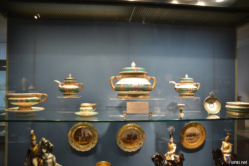 В этом музее ЛФЗ ( со слов сотрудников - не нашем, а уже американским ) больше понравились образцы дореволюционного творчества, особенно потрясла коллекция народов Российской Империи. Музей тогда был с бесплатным , но с борзым охранником, запрещающим фотографировать. Но он был на первом этаже и выше не докучал своим рвением излишним.