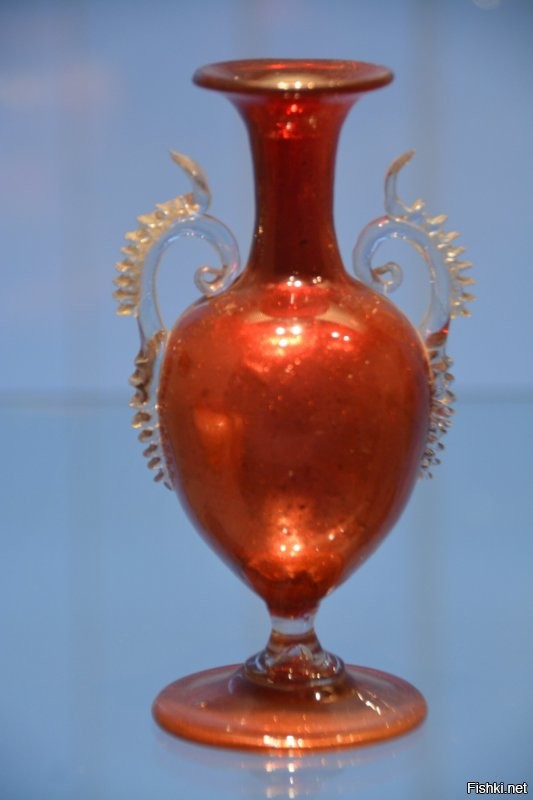 В этом музее ЛФЗ ( со слов сотрудников - не нашем, а уже американским ) больше понравились образцы дореволюционного творчества, особенно потрясла коллекция народов Российской Империи. Музей тогда был с бесплатным , но с борзым охранником, запрещающим фотографировать. Но он был на первом этаже и выше не докучал своим рвением излишним.