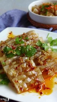 Холодец они очень даже едят...
Нарезается он тонкими ломтиками, затем палочками макается в соевый соус или в кисло-сладкий соус...