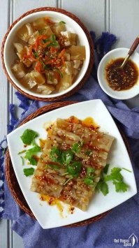 Холодец они очень даже едят...
Нарезается он тонкими ломтиками, затем палочками макается в соевый соус или в кисло-сладкий соус...