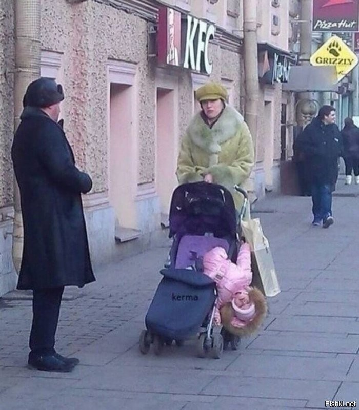 Мимо кассы!
У кого киндера не было, тот не понимает выкрутасы мелких! 
Если будешь все их замечать и реагировать - сядут на шею! 
Потому, в принципе, реально мать года

У нас, в таком же возрасте, иногда с гулянки не хотел домой идти - по 15-20 минут лежал на асфальте у подъезда с воплями, а мы рядом на лавочке сидели.
Как на нас опеку не вызвали, хз