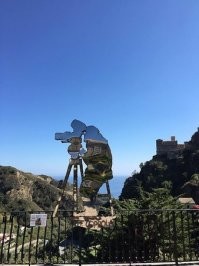 Съемки на Сицилии должны быть проходить в реальном городке под названием Корлеоне на северо-западе Сицилии. Однако этого не произошло по двум причинам: 1. Архитектура городка была слишком современной для 40-х годов, 2. По иронии, при поисках мест для съемки возникли проблемы... с местной мафией :)

Поэтому Корлеоне в итоге снимали в двух местечках на юго-восточном побережье недалеко от Таормины:  Форца д'Агро (в первой части - церковь на главной площади и улочки, по которым бандиты искали маленького Вито Андолини, в третьей - место прогулок Майкла с бывшей женой - та же церковь, дом семьи Корлеоне, фестиваль с куклами, улица, на которой священник на велосипеде подарил Кей цветы),  и Савока (бар отца жены Макла - Вителли, церковь, где Майкл венчался). Прикол был в том, что по сценарию (как и в реалии) Корлеоне находится в центре Сицилии. А из Форцы и Савоки открывается невероятный вид на Средиземное море. Поэтому съемочная группа снимала все очень аккуратно и потом монтажеры вырезали все моменты, где в кадр попадало море. В Савоке напротив того самого бара Вителли теперь стоит зеркальный барельеф Фрэнсиса Копполы с кинокамерой, направленной от моря.

Остальные одиночные сцены снимались в том же районе: жд вокзал во второй части - Enna, в третьей части - Таормина. Убийство дона Томмасино в третьей части - дорога рядом с Катанией (Нунциата). Поместье Корлеоне -  Fiumefreddo di Sicilia, Catania. Вилла дона Чиччио, где убили мать Вито -  рядом с Тонно, Catania.