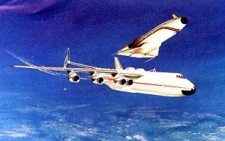 Двух-фюзеляжная модель - это была тупиковая ветвь. А вот проект АН-325 вполне рабочий. По сути это Мрия (АН-225) но более мощная, с двумя дополнительными двигателями и увеличенным топливным баком. Но из-за развала СССР его не успели воплотить в жизнь. 
Поэтому китайцы и пытались влезть в Мотор-Сич и Антонов, чтобы добраться до этих чертежей.