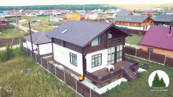 Потому-что авторы бегали и ее искали.  . А второй сидел и выбирал самые депрессивные фото.   .

Мой поселок вот так выглядит, что-то не вижу там тоски и одиночества.   Красноярский край  4000 км. от Москвы.  И вместо ржавых прицепов везде по паре внедорожников стоит.  Но это-же не интересно фотографировать.