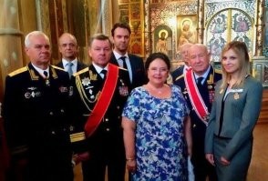 Ну, вот и происходит реставрация царской России потихоньку, с заднего двора. Вон и Великая Княгиня Мария Мухосранская шастает по России, награждая монархистов своими медальками.