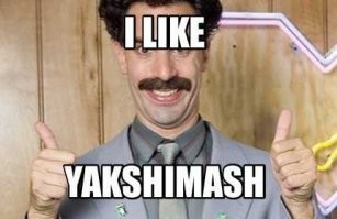 Художник наносит новый макияж куклам, делая их лица максимально реалистичными