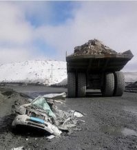 Продам БелАЗ после ДТП. Немного испачкано колесо.