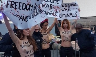 FEMEN хоть сиськами светят...