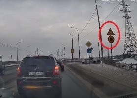 Не защищаю рега, но дед еще хуже, первый ряд считается от обочины справа, не пускает, пытайся перед другим просится, нет б......ть, хочу именно перед тем. К тому же знак имеется.