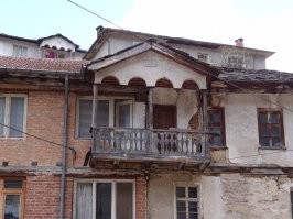 Старый и новый дом имеют общую террасу