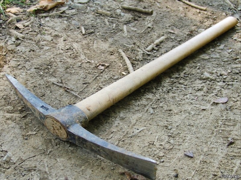 Кайло    ручной ударный инструмент, предназначенный для работы по камню, каменистому грунту, очень плотному грунту, для разрушения старой кладки, и так далее, род мотыги, для земляных, огородных или каменных работ.