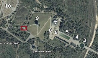 Судя по ракурсу, он стоит тут. Братские могилы в районе цифры 8. Парень конечно мог найти и более приличное место для кривляний, но до могил там далеко