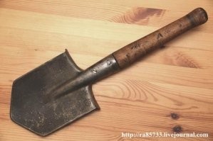 Нашел я таки систему Лопатина С.М. Сапер Малычевич Лопатин, вот его фото, ну а систему боя найти можно - и метание, и рубка, и копание, много видео и описания в дырнете есть. Шутка неуместная для поста про героев, но простите, не удержался