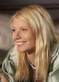 Какая она самая красивая? Вы шутите? Никогда мне не нравилась! Самыми красивыми считаю Николь Кидман и Гвинет Пэлтроу! =) Вот же повезло Тому Крузу (был с Николь) и солисту Coldplay! (был вместе с Гвинет)