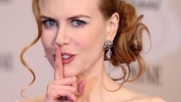 Какая она самая красивая? Вы шутите? Никогда мне не нравилась! Самыми красивыми считаю Николь Кидман и Гвинет Пэлтроу! =) Вот же повезло Тому Крузу (был с Николь) и солисту Coldplay! (был вместе с Гвинет)