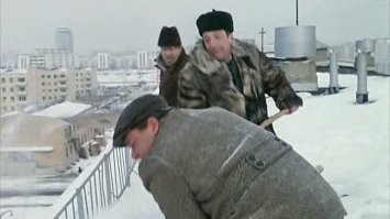 В Киеве на женщину рухнула глыба льда с крыши дома