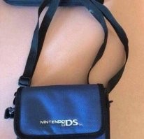 Вот так понятнее: сумочка лежит на однотонной поверхности, лямки свободны. Сверху уходит за кадр какой-то кусок текстиля синего цвета.
И ничего, что надо помечать галочкой