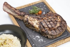 В целом, почти со всем согласен, но "кусок мяса с костью это НЕ стейк"-не соглашусь.
1.Beef Tomahawk Steak
2.T bone Steak