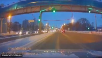 Там и 3.18.2 Поворот налево запрещён. Что впрочем не мешает развернуться.