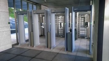 А не дешевле и не проще - входную группу организовать?
Leave your weapons anyone who enters))))))))))))