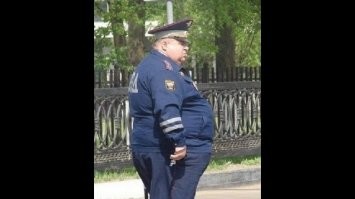 "человека питон тоже может заглотить, особенно, если этот человек небольшого размера."
- надо полагать, что они очень боятся питонов.