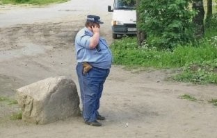 "человека питон тоже может заглотить, особенно, если этот человек небольшого размера."
- надо полагать, что они очень боятся питонов.