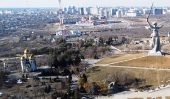 Попы и тут испоганили священное место: построили свою постройку культа рядом с памятником. Какое вообще отношение имеет РПЦ к Сталинградской битве?