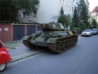 Кусеницы без резины, стоит на тротуаре, на асфальте ни единой царапки.
Как это возможно без фотошопа?