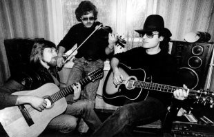 Автор, 2 одинаковых фото с разными указаниями, определитесь пожалуйста кто на фото))))
Армен Григорян и группа "Крематорий" или Майк Науменко и Константин Кинчев