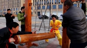 Хахаха) Тут хоть в спину, а посмотрите чего Шаолиньские монахи тараном делают)))  Шутки шутками, но это действительно так)