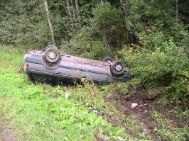 Мне в своё время меньше повезло - лесовоз, правда, был пустой, но прицеп болтало по всей ширине дороги. От удара   ушёл, но на дороге не удержался. 

Приехавшие гаишники произнесли запомнившуюся фразу - "Да эти сволочи трезвыми за руль вообще не садятся"...

Повезло. Метров сто несло по асфальту юзом, и только потом мягко и плавно перевернулся в канаву. И скорость погасил, и мотор заглох. 

Так, машину маленько помял, но все целы - обошлось без травм.
