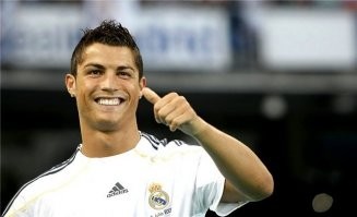 Симуляция года: футболист притворился, что в него кинули камнем зрители