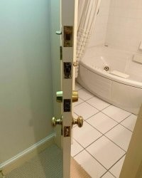 Один замок снаружи закрывается, так что кого то можно и "уединить"