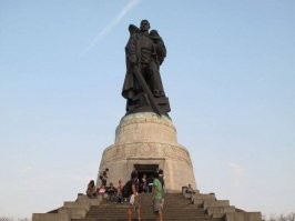 Некоторые не знают а ведь этот памятник  вторая часть триптиха . Первая часть это монумент где рабочий выкованный меч передаёт воину из рук  в руки . Символизирует память о рабочих - всех тех кто ковал "Меч Победы" . Сам это памятник , как я уже сказал вторая часть триптиха . Символизирует начало войны - сопротивления нацизму . Грозный  , победоносный , но в тоже время величественный лик женщины-матери - Родины и Победы в одном лице . Ну а третья часть . Это памятник который стоит в Германии в Трептов -парке где солдат держит ребёнка на руках . Во второй руке у него меч ( тот самый ) который он опустил в Германии - Символизирует разгром нацизма и окончание войны .
С уважением и трепетом отношусь по этому слова конечно лично от меня .