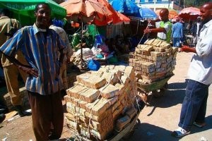 Эта фотка тоже из зимбабве))) Они же:
Курс: 35 квадриллионов местных долларов за один американский.