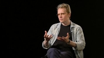 Мне кажется что тут имеет место СПГС. Автор просто не учёл что задача даётся для ученика начальных классов и подразумевает решение опирающиеся на знание ученика которыми он владеет на конкретном этапе обучения.  Так-то если с багажом взрослых знаний рассматривать школьные задачки, так ко всему можно доколупаться.. особенно до физики, если ты владеешь познаниями квантовой механики, то до пузырей из носа можно оспаривать любые выводы учебника для 7 класса.