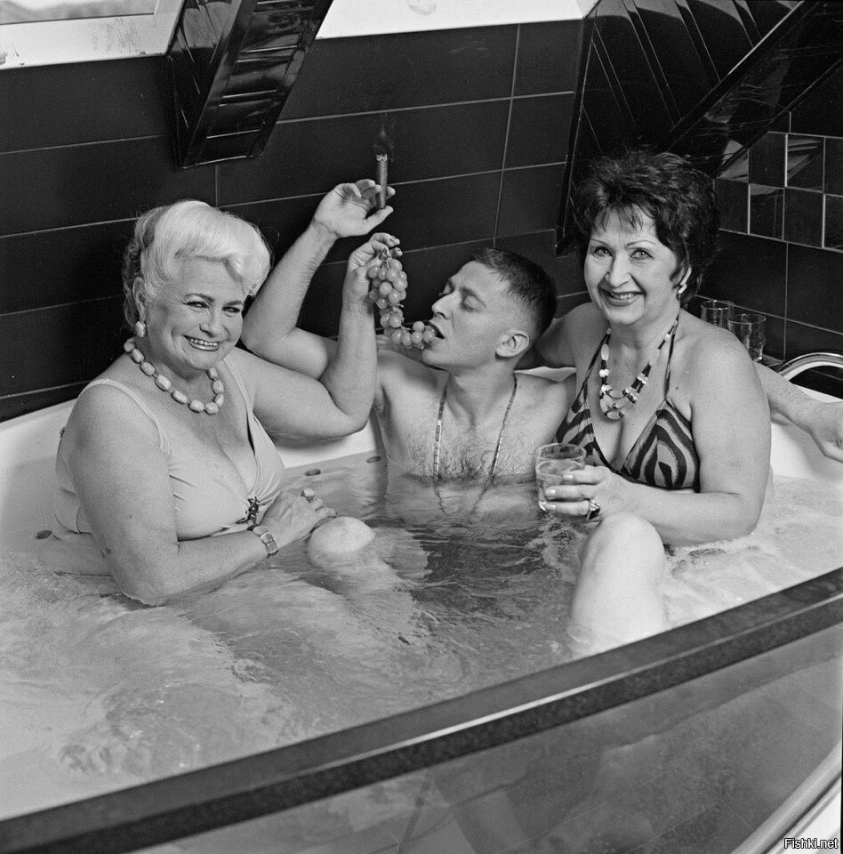 Мужа женой моются в душе. Оксимирон с бабулями в ванне. Женщина в ванной. Оксимирон с бабушками в ванной. Бабушка в ванной.