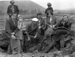 "...Дима слева" А рот прикрыла баба Димина?