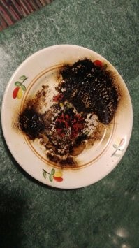 Я недавно решил сыр на хлебе расплавить. И вместо уменьшения времени до минуты, крутанул до 25 минут. Через некоторое время почувствовал запах, подумал на улице что-то палят. Из комнаты в отражении на холодильнике увидел красный шар. Хлеб с сыром превратились в уголек. Тарелка лопнула.