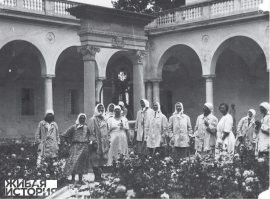 Крестьяне в доме отдыха в Ливадии в бывшем царском дворце.1925 год
