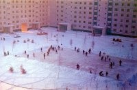 Очень редкое фото. Во дворе всего одна машина (: